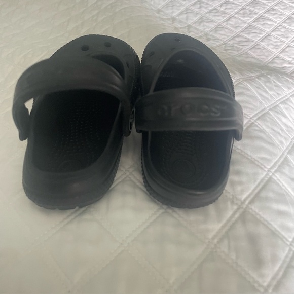 CROCS Toddler Black Clogs Size 6-8 - Picture 6 of 6